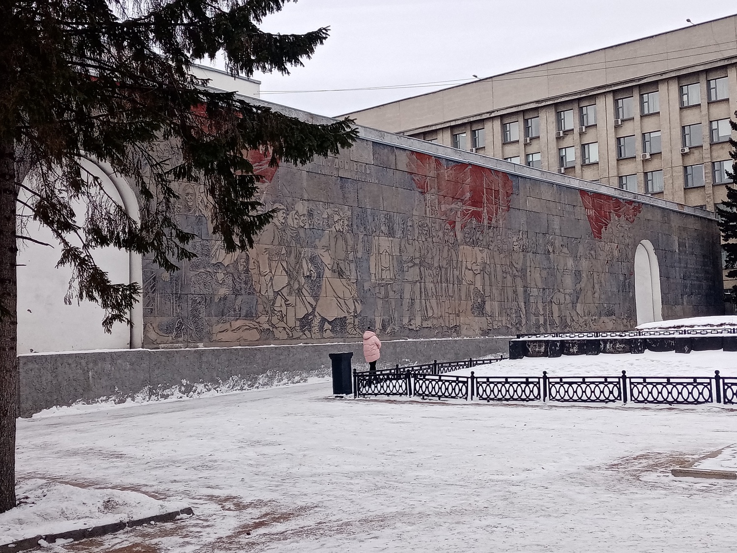 Художественное панно в Сквере героев революции.